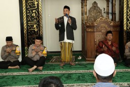 Polres Gresik Peringati Nuzulul Quran di Masjid Al Aziz bersama Ustadz Zainul Arifin