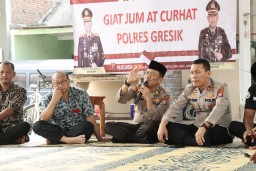Jumat Curhat, Polres Gresik Sambangi Warga Suci Sampaikan Pesan Kamtibmas