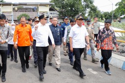 Tinjau Pelabuhan Jangkar Situbondo Bersama Menko PMK, Pj. Gubernur Adhy Pastikan Masyarakat Mudik Lancar Tanpa Kendala