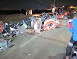 Truk Trailer Memuat Baja Melintang di Jalan Raya Duduksampeyan Gresik Usai Tabrakan, Macet Lama
