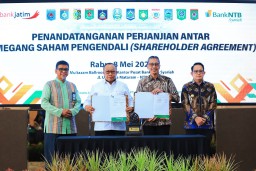 Saksikan Penandatanganan Shareholder Agreement Bank Jatim dengan Pemprov NTB dan Bank NTB Syariah, Pj. Gubernur Adhy Harapkan Bawa Kemajuan bagi Dua Provinsi