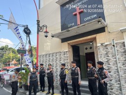 Polres Gresik Hadir Beri rasa aman Kegiatan Ibadah Kebaktian memperingati Kenaikan Isa Almasih Tahun 2024