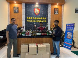 Simpan Ratusan Miras, Pemuda di Jombang Diamankan Polisi Saat Digerebek
