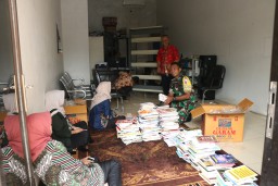 Wujud Sinergi, Dinas Perpustakaan Sidoarjo Serahkan Bantuan Buku untuk Desa Penambangan melalui Satgas TMMD ke-120