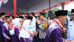 Polres Gresik Berikan Rasa Aman dan Nyaman Kawal Keberangkatan Jemaah Haji
