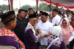 Penuh Haru, Bupati Fandi Akhmad Yani Lepas Rombongan Jemaah Haji Kabupaten Gresik Tahun 2024.