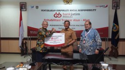 Bank Jatim Lakukan Rehabilitasi dan Penataan Trotoar Alun-alun Pacitan