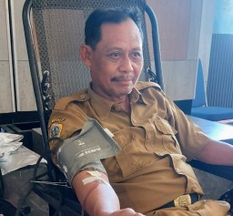 PT Smelting Gelar Donor Darah, Kades Sukomulyo Jadi Salah Satu Pendonor
