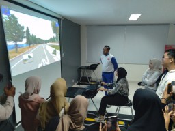 Generasi #Cari Aman Bersama Mahasiswa UNESA di MPM Safety Riding Center.