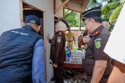 Bupati Gresik Dampingi Kajati Jatim Serahkan Bantuan dan Tinjau Huntara Korban Gempa Bawean