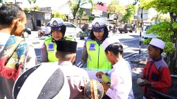 Srikandi Satlantas Polres Gresik Gelar Patroli dan Berbagi Makanan di Masjid Baitus Salam
