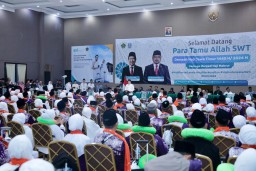 Pj. Gubernur Adhy Lepas 366 Jemaah Haji Kloter Pertama Embarkasi Surabaya, Pesankan Jaga Ketahanan Fisik dan Mental