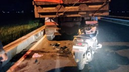 Tabrak Truk Parkir, Pemotor di Tuban Masuk UGD