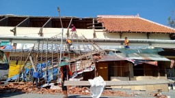 Diduga Karena Sudah Keropos, Atap Pasar Sore di Tuban Roboh