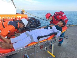 Cerita Heroik Penyelamatan 16 ABK Kapal yang Terbakar di Laut Tuban