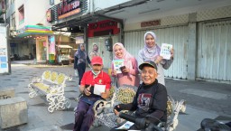 PLN UP3 Surabaya Utara Lakukan Jalan Sehat dan Sapa Pelanggan dengan PLN Mobile