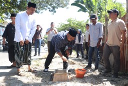 Banyak Keluhan Masyarakat, Bupati Yani Pasang Rambu Larangan Kendaraan Berat Melintas di Ruas Prambangan-Betiring.