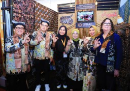 Buka Pekan Batik di Bojonegoro, Pj. Gubernur Adhy Dorong Batik Jatim Mendunia dan Dongkrak Ekonomi Masyarakat