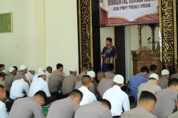 Polres Gresik Gelar Binrohtal Bareng Ustadz Alumul Huda Tingkatkan Keimanan Anggota