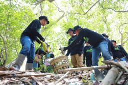 Peringati Hari Lingkungan Hidup Sedunia, PLN Libatkan Ratusan Pegawai Bersihkan Hutan Mangrove di Tanjung Sedati