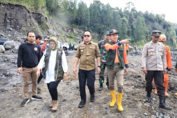 Keluarga Korban Longsor Lumajang Dapat Santunan dari Pemprov Jatim, Pencarian Terus Dilakukan