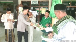 Polsek Cerme Wakaf Ratusan Al-Qur'an ke Seluruh Desa di Cerme