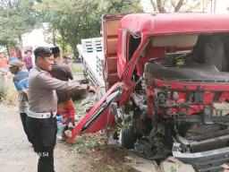 Dua Truk di Jombang Tabrakan Frontal,  Satu Orang Meninggal Dunia di Tempat