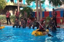 Satuan Samapta Polres Gresik Gelar Latihan SAR Pertolongan Korban Tenggelam