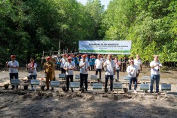Peringati Hari Lingkungan Hidup Sedunia, Yayasan AHM dan MPM Honda Jatim Tanam Puluhan Ribu Mangrove di Banyuwangi.