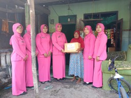 Bhayangkari Polsek Benjeng Berbagi Kasih dengan Janda dan Warga Kurang Mampu