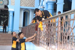 Bersihkan Masjid dan Gereja, Cara Polres Tuban Sambut Hari Bhayangkara