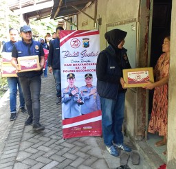 Sambut Hari Bhayangkara Ke 78, Polres Bojonegoro Salurkan Bansos