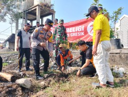 Polsek Kedamean Gelar Bakti Religi dan Tanam Pohon di Masjid Husnul Khotimah