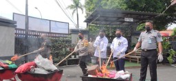 Kejari Tuban Musnahkan Puluhan Ribu Pil dan Barang Bukti dari 88 Perkara Pidana