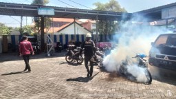 Cegah Demam Berdarah, Polres Gresik Gelar Fogging di Mako dan Polsek Jajaran
