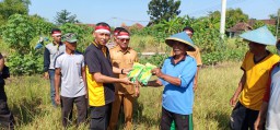 Polsek Benjeng Bagikan Bibit Jagung kepada Petani di Desa Karangan Kidul