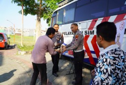 Jelang Hari Bhayangkara ke-78, Pemohon SIM Keliling Dapat Sarapan Gratis dari Satlantas Polres Gresik