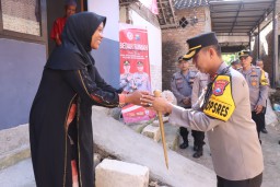 Sambut Hari Bhayangkara ke-78, Polres Bojonegoro Berikan Bedah Rumah Presisi untuk Masyarakat