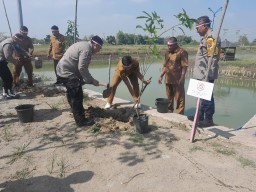 Polsek Balongpanggang Tanam Bibit Pohon di Waduk Citani Alam