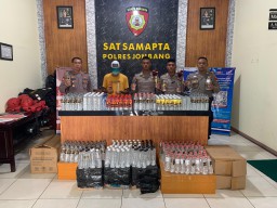 Ratusan Botol Arak Bali Gagal Kirim di Jombang, Polisi Amankan 1 Orang