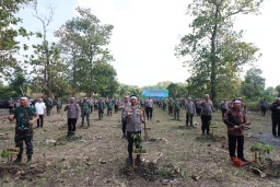 Polres Bojonegoro Salurkan 2000 Bibit Sayuran dan Lele, serta Tanam 1500 Pohon