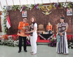 Delegasi 8 Negara dalam B-TIFF Disambut Pj. Bupati Bojonegoro hingga Bertukar Cenderamata