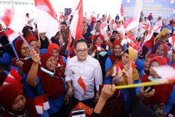 Pj. Gubernur Adhy Salurkan BLT DBHCHT Kepada 4.209 Buruh Pabrik Rokok Wilayah Surabaya