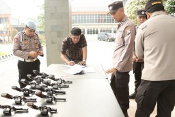 Polres Gresik Sidak Senjata Api Anggota, Ada Apa?