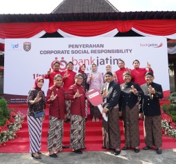 Bank Jatim Serahkan Satu Unit Mobil Pemadam Kebakaran Bertepatan HUT Kabupaten Ngawi Ke-666