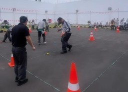 Sambut HUT RI, Ekspatriat Smelting Asal Jepang dan Amerika Ikut Lomba Giring Bola