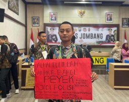 Meski Sang Ibu Hanya Berjualan Rempeyek, Tak Patahkan Semangat Pemuda di Jombang Ini Diterima Jadi Casis Polri