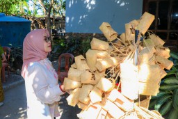 Pj. Ketua Dekranasda Isye Ajak Perajin Anyaman dan Sasando NTT Kolaborasi Bersama Perajin Jatim