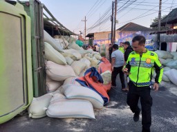 Diduga Sopir Mengantuk, Truk Muatan Pakan Ternak Terguling Picu Kemacetan di Mojoagung Jombang