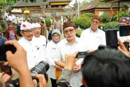 Pj. Gubernur Adhy Hadiri Upacara Karya Tawur Agung Labuh Gentuh dan Panca Wali Krama di Lumajang